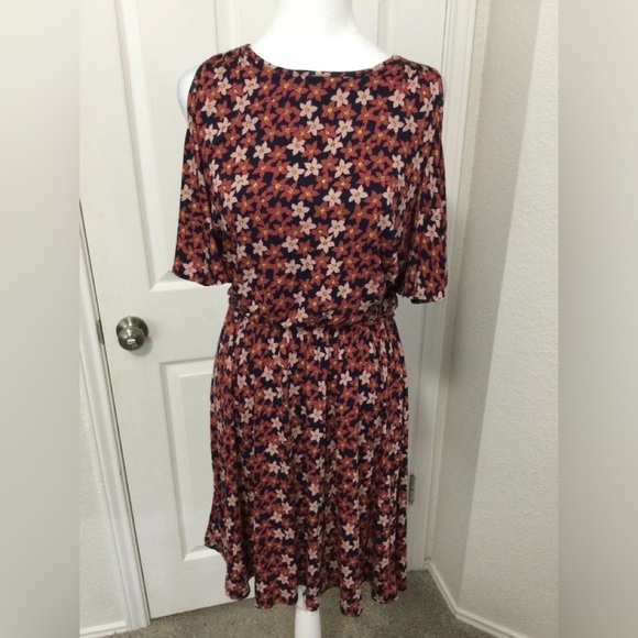 LOFT Dresses & Skirts - LOFT Women's Cold-Shoulder Flutter Sleeve Pullover Floral Dress Size M